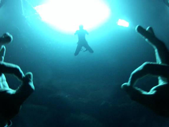 Encontro com a Ana a mais de 10 metros de profundidade, a caminho da atmosfera, depois de mergulho de apneia no cenote Pit, em Tulum, no Yucatán, sul do México